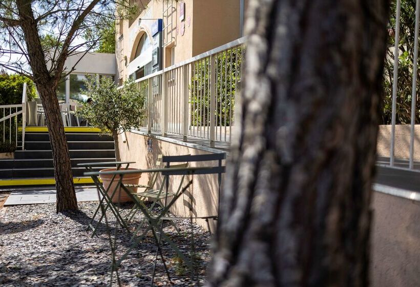 هتل Hôtel Restaurant Kyriad Fréjus