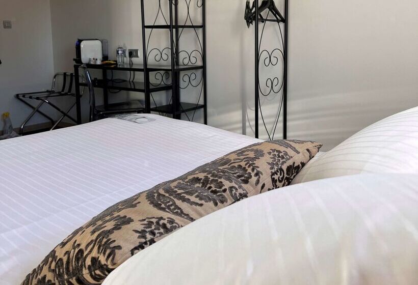 هتل Hôtel Restaurant Kyriad Fréjus
