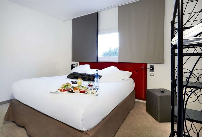 هتل Hôtel Restaurant Kyriad Fréjus