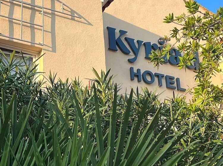 هتل Hôtel Restaurant Kyriad Fréjus