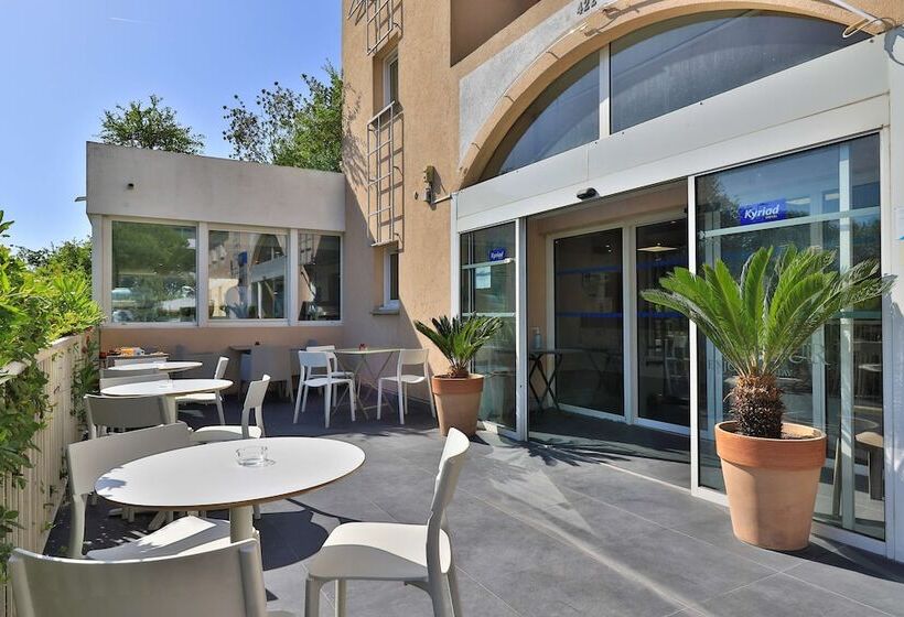 هتل Hôtel Restaurant Kyriad Fréjus
