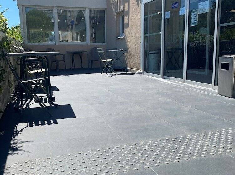 هتل Hôtel Restaurant Kyriad Fréjus
