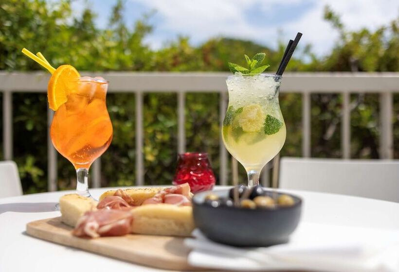هتل Hôtel Restaurant Kyriad Fréjus