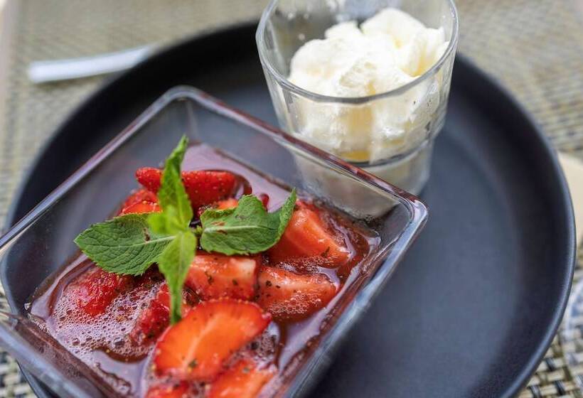 هتل Hôtel Restaurant Kyriad Fréjus