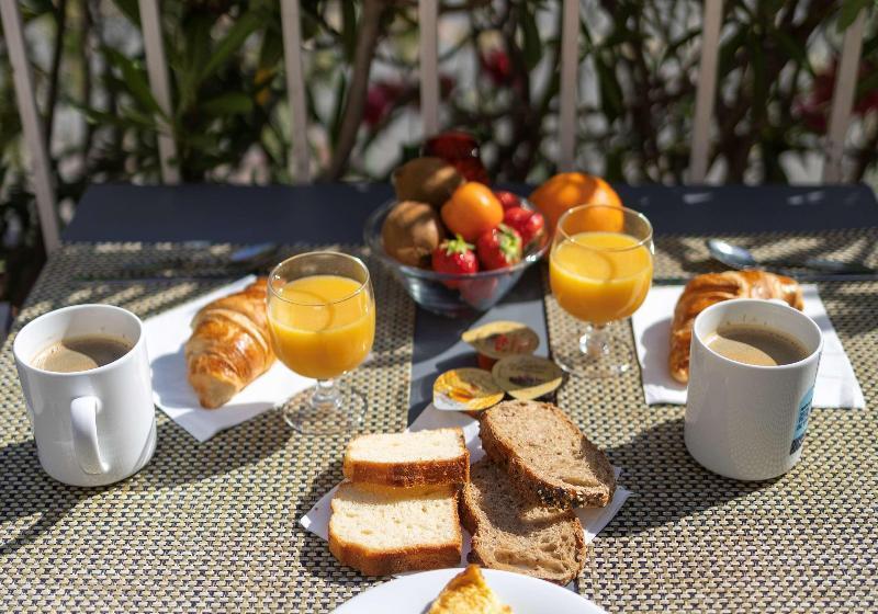 هتل Hôtel Restaurant Kyriad Fréjus