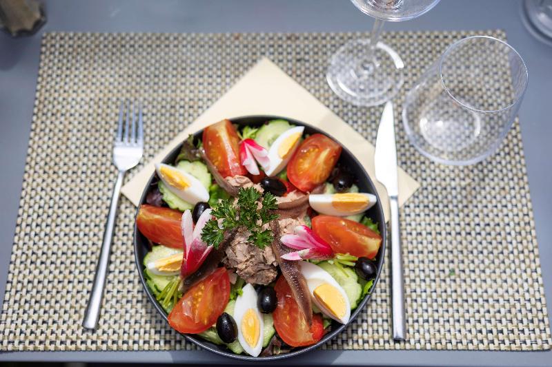 هتل Hôtel Restaurant Kyriad Fréjus