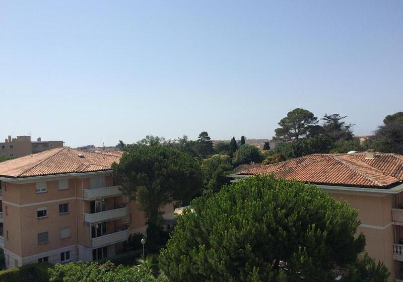 هتل Hôtel Restaurant Kyriad Fréjus