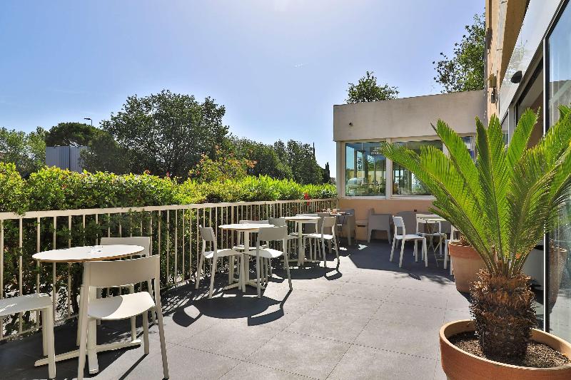 هتل Hôtel Restaurant Kyriad Fréjus