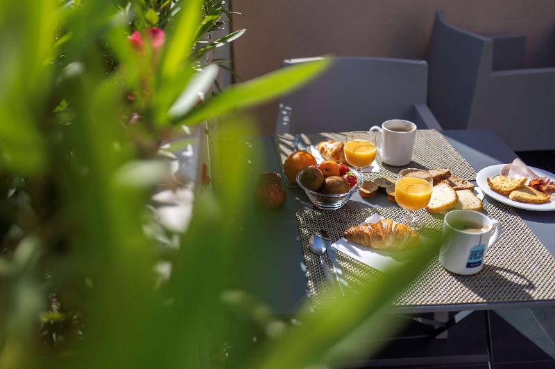 هتل Hôtel Restaurant Kyriad Fréjus