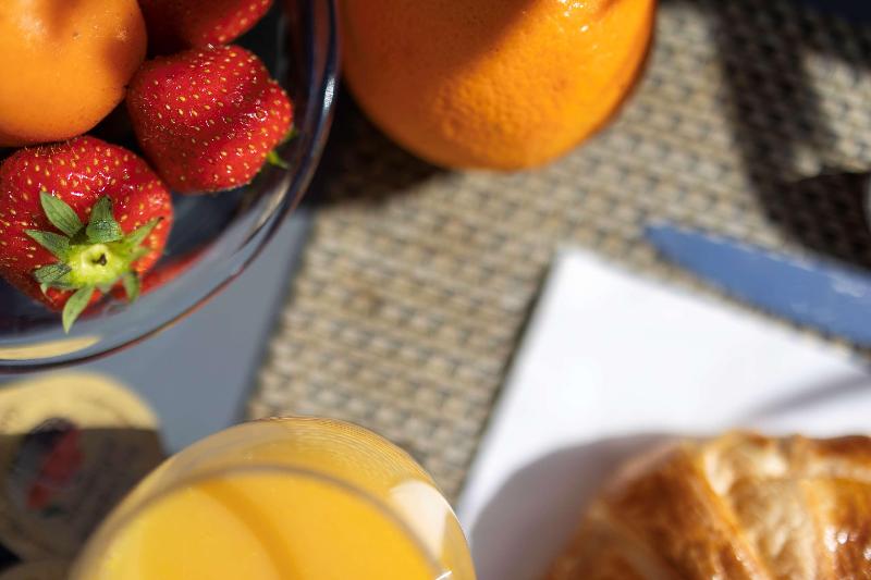 هتل Hôtel Restaurant Kyriad Fréjus