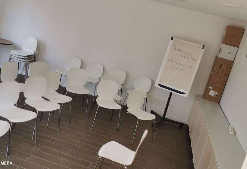 هتل Hôtel Kyriad Lille Nord   Roncq