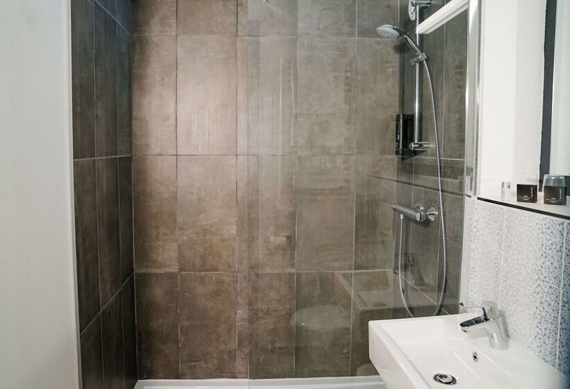 هتل Hôtel Kyriad Lille Nord   Roncq