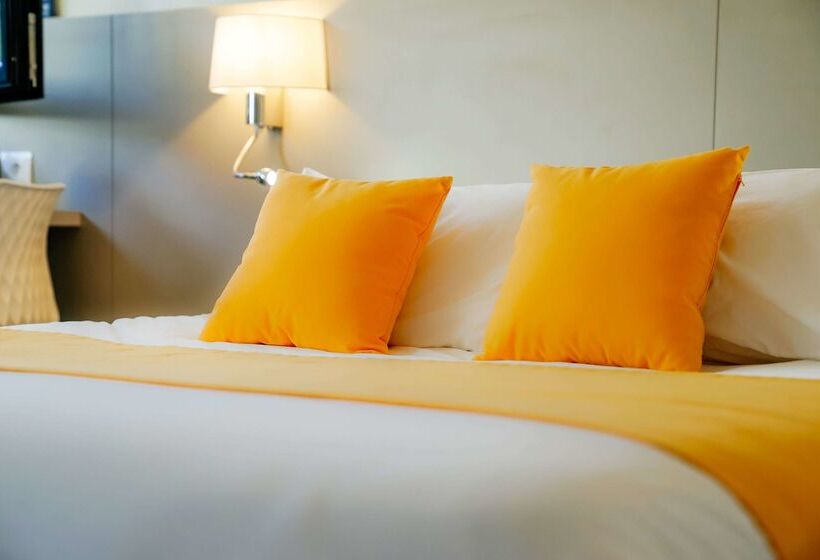 هتل Hôtel Kyriad Lille Nord   Roncq