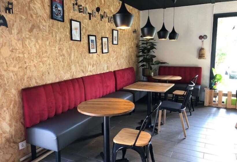 هتل Hôtel Kyriad Lille Nord   Roncq