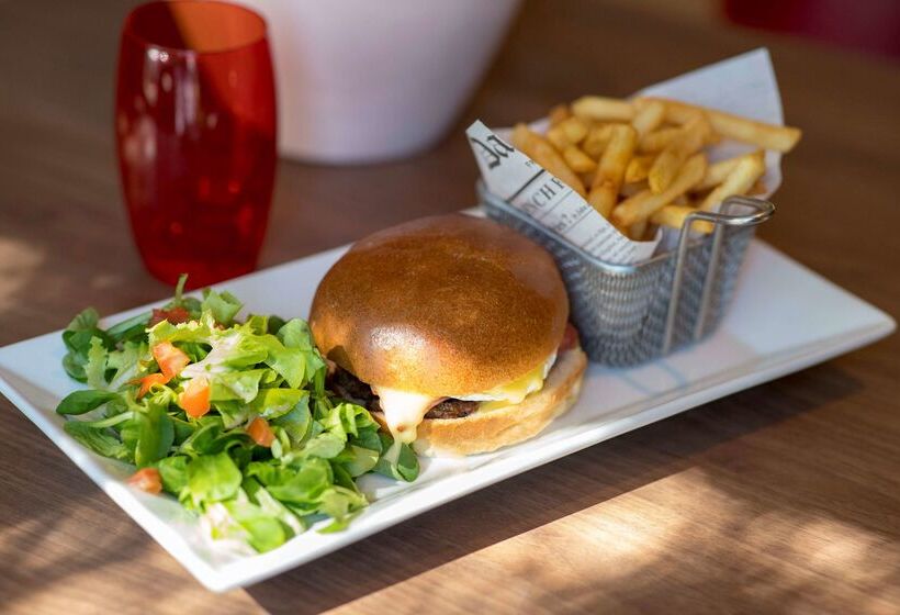 Отель Campanile Montesson Le Vesinet