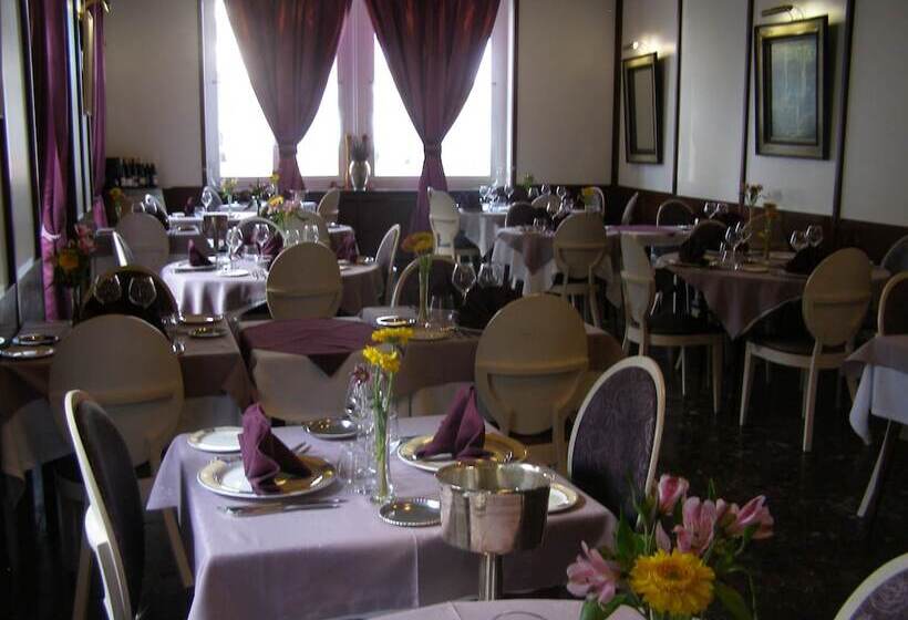 Отель Hôtel Le Chêne Vert