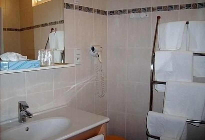 Отель Hôtel Le Chêne Vert