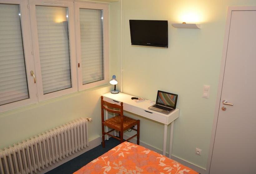 Отель Hôtel Le Lyon Bron