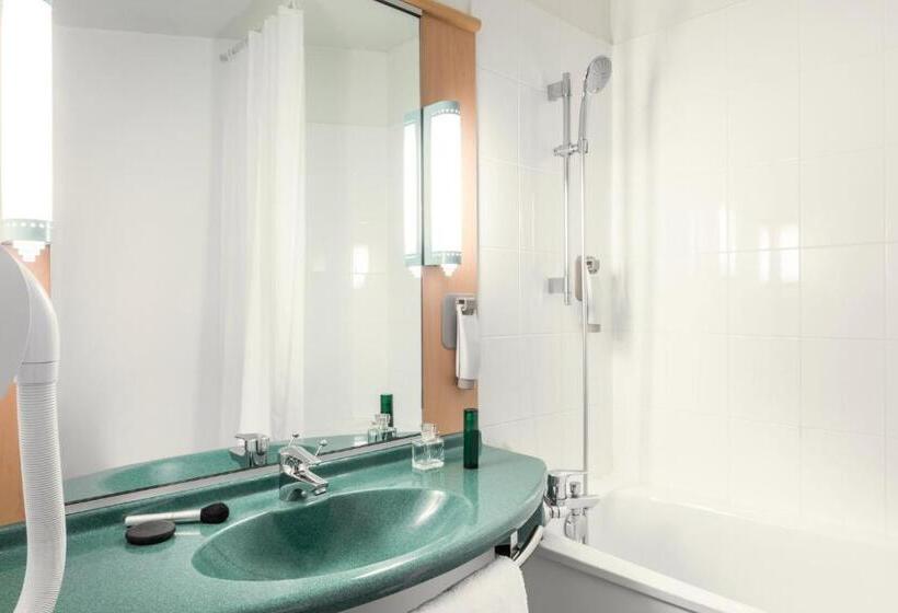 هتل Ibis Lyon Est Bron