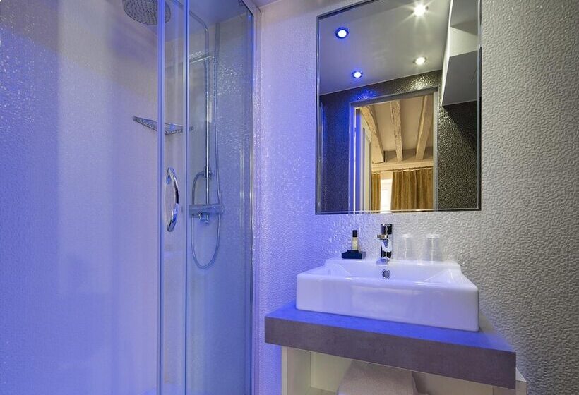 هتل Hôtel Jacques De Molay Fitness & Sauna