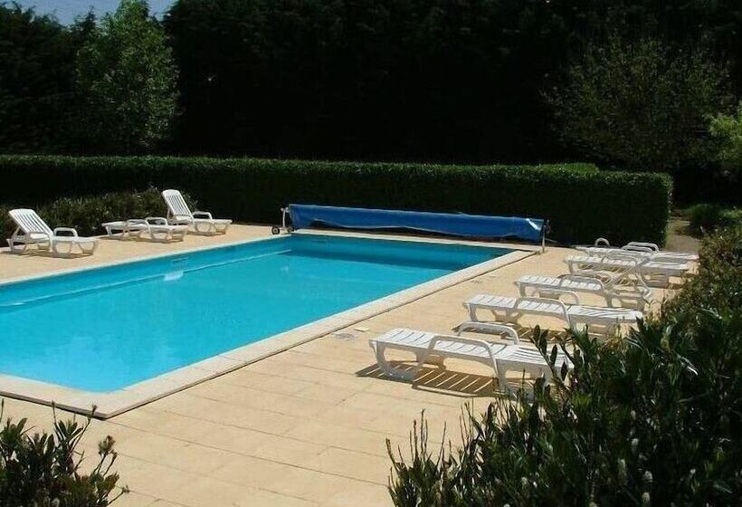 בית מלון כפרי Les Dineux Village