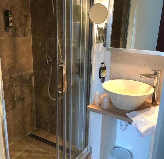 ホテル Logis Hôtel Le Manoir & Lounge