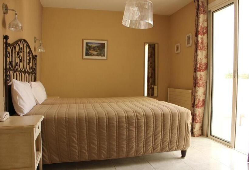 ホテル Logis Hôtel Le Manoir & Lounge