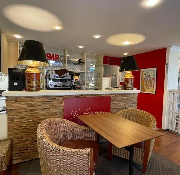 هتل Logis Hôtel Restaurant Le Monarque