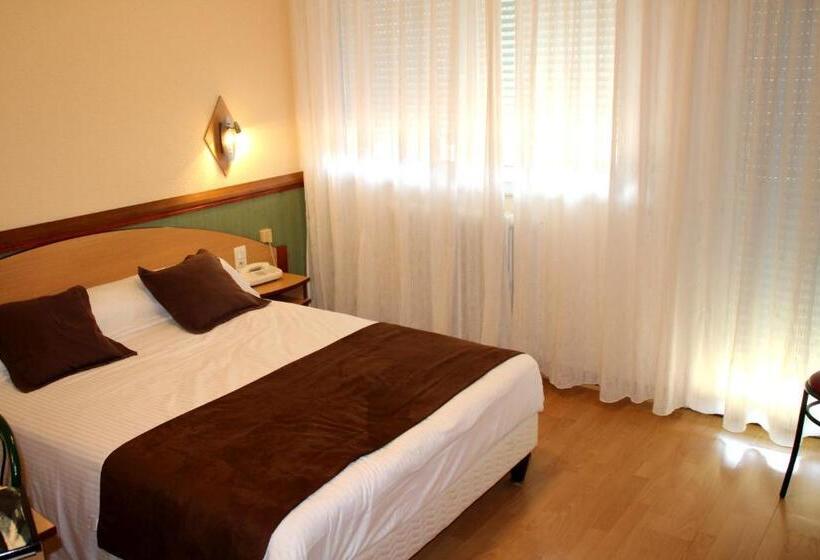 Отель Hôtel Saint Hubert