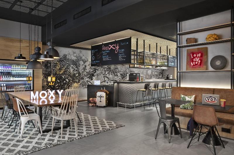 ホテル Moxy Lyon Airport