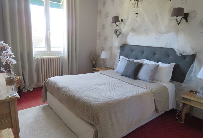 هتل Logis Hôtel Saint Cyr