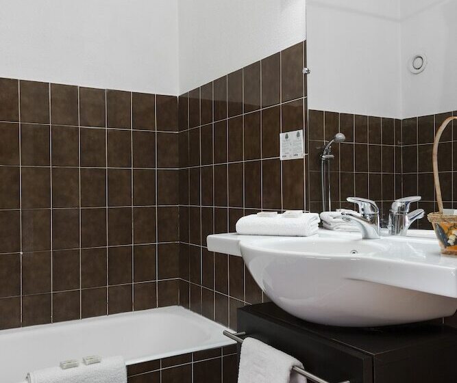 هتل The Originals City, Hôtel Galaxie, Nice Aéroport