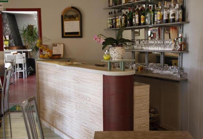 Logis Hotels   Hôtel Et Restaurant Le Relais Des Garrigues