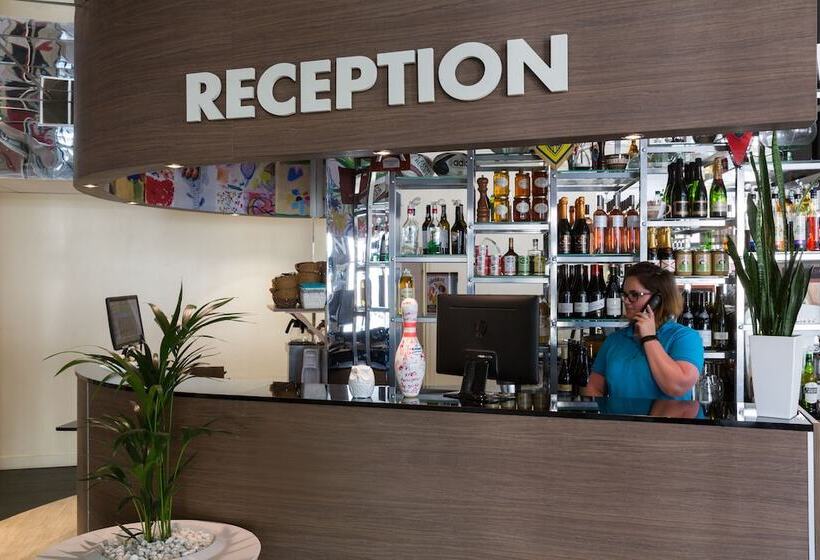 The Originals City, Hotel Central Parc, Oyonnax