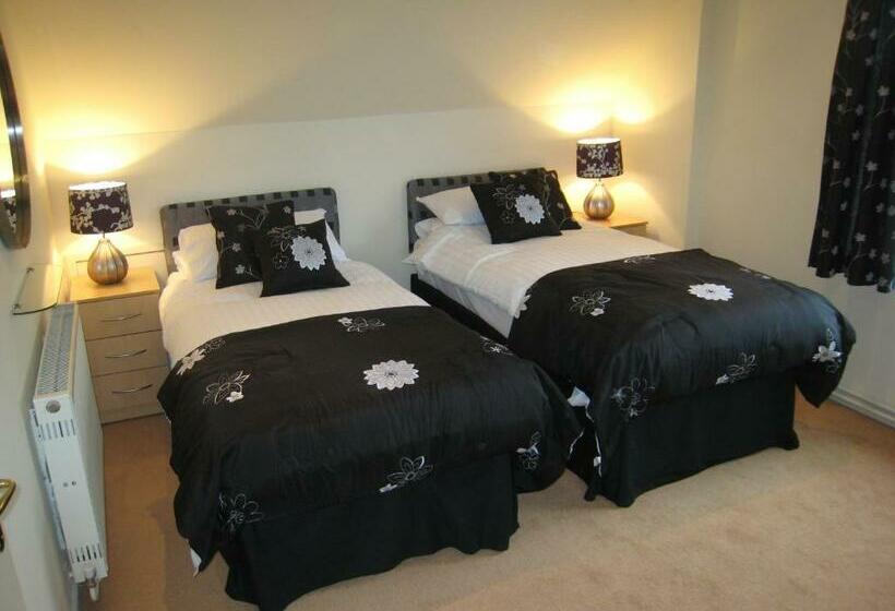 Ashleigh House Hot Tub, Snooker Table, Sleeps 24