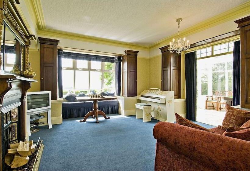 Ashleigh House   Hot Tub, Snooker Table, Sleeps 24