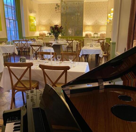 Отель The Grosvenor Stockbridge