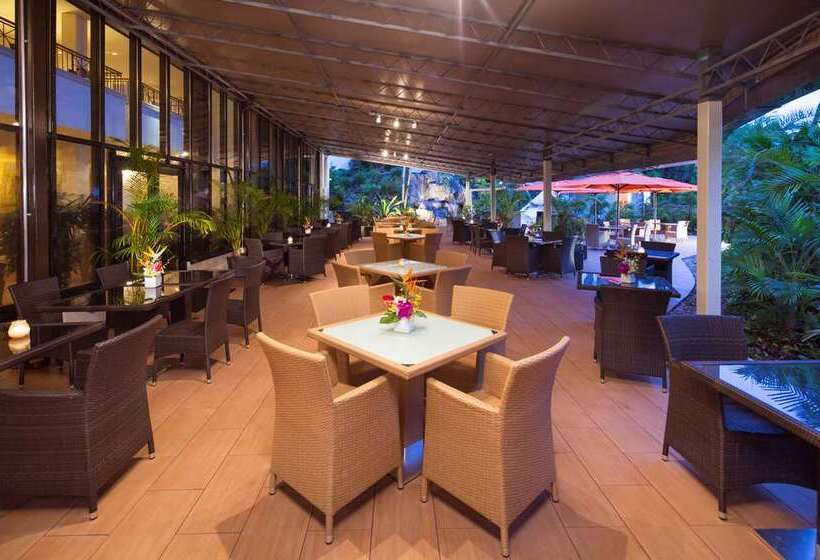 هتل Hilton Guam Resort And Spa