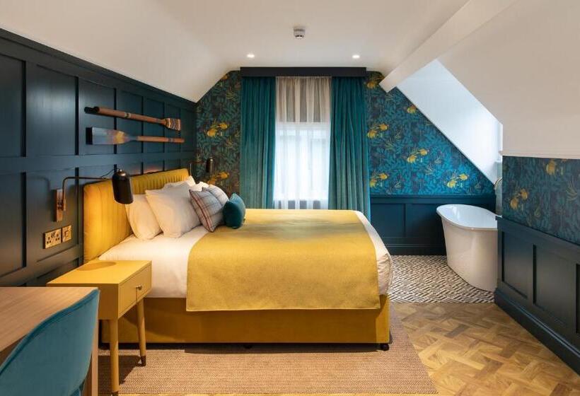 Отель The Springs Resort & Golf Club