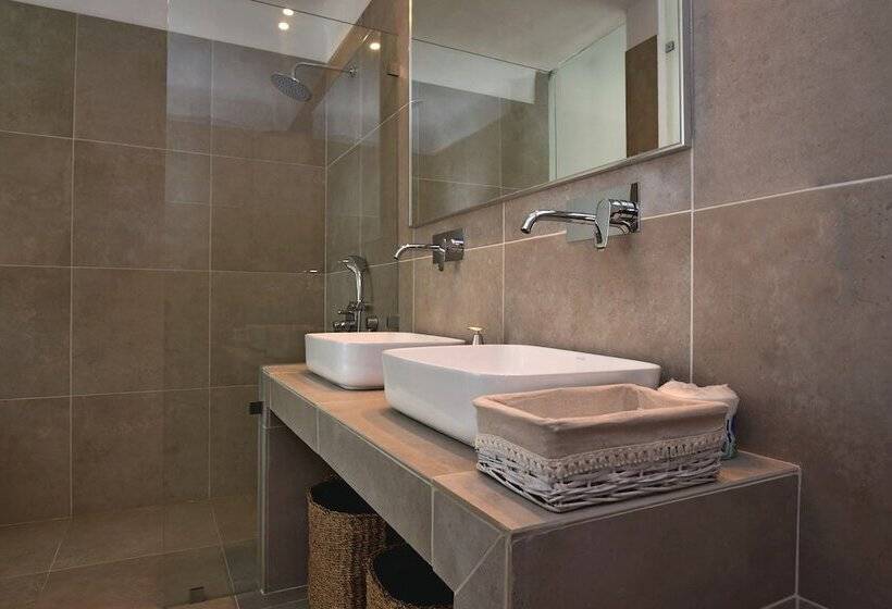 Adonis Hotel & Apartments