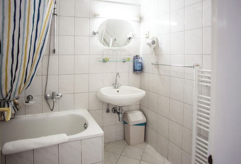 Отель Kapos