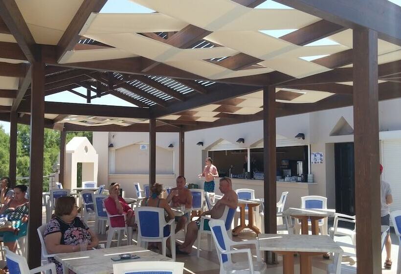 هتل Themis Beach