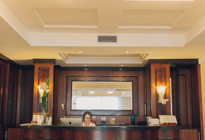 هتل Albergo Punta De L'est