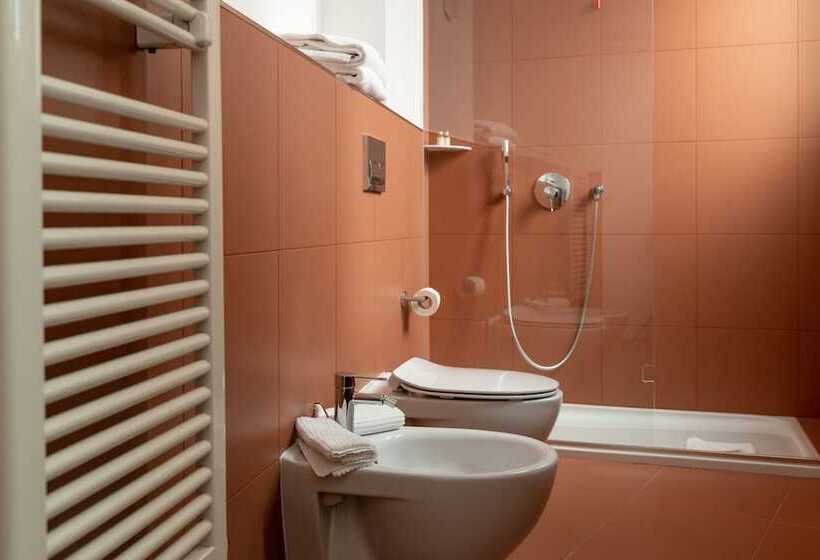 9hotel Cesari