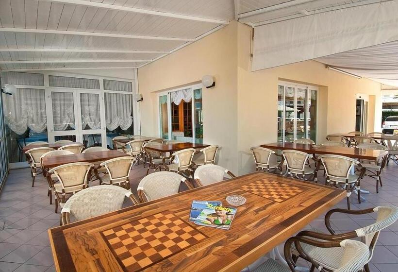 هتل Saint Tropez Spa & Restaurant