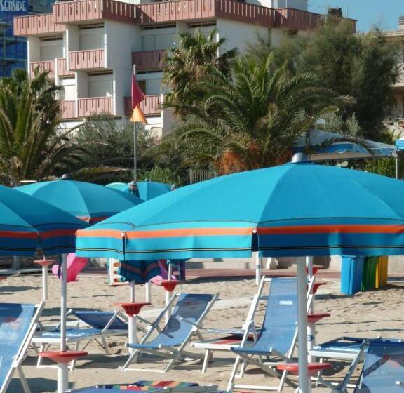 هتل Albergo Girasole Frontemare
