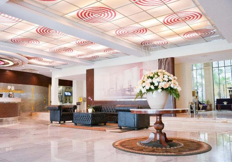 בית מלון כפרי Savoy Homann