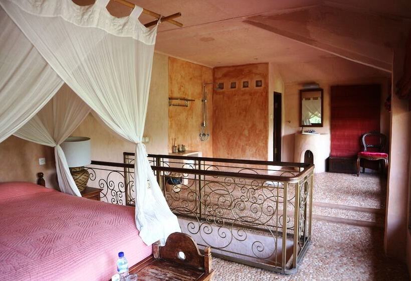 Отель La Taverna Suites
