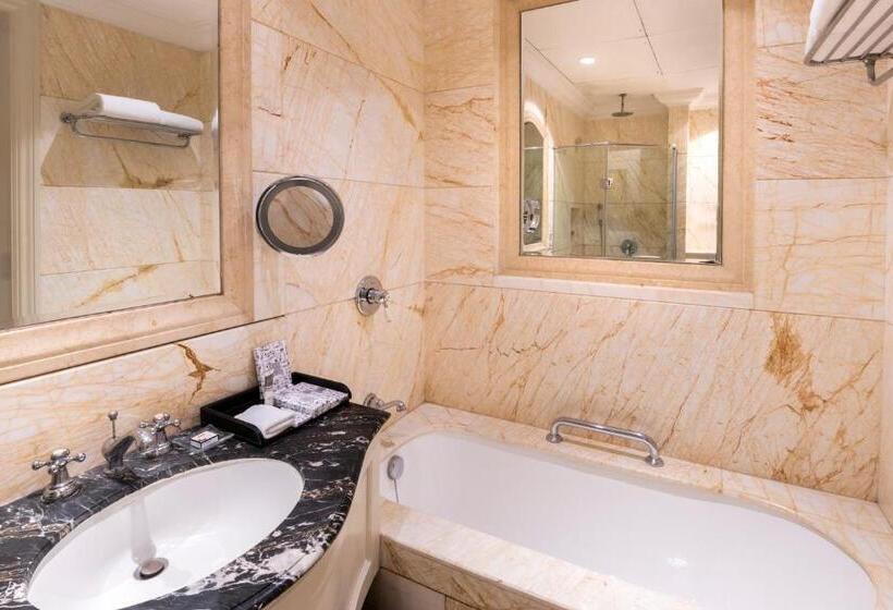 בית מלון כפרי The Claridges New Delhi