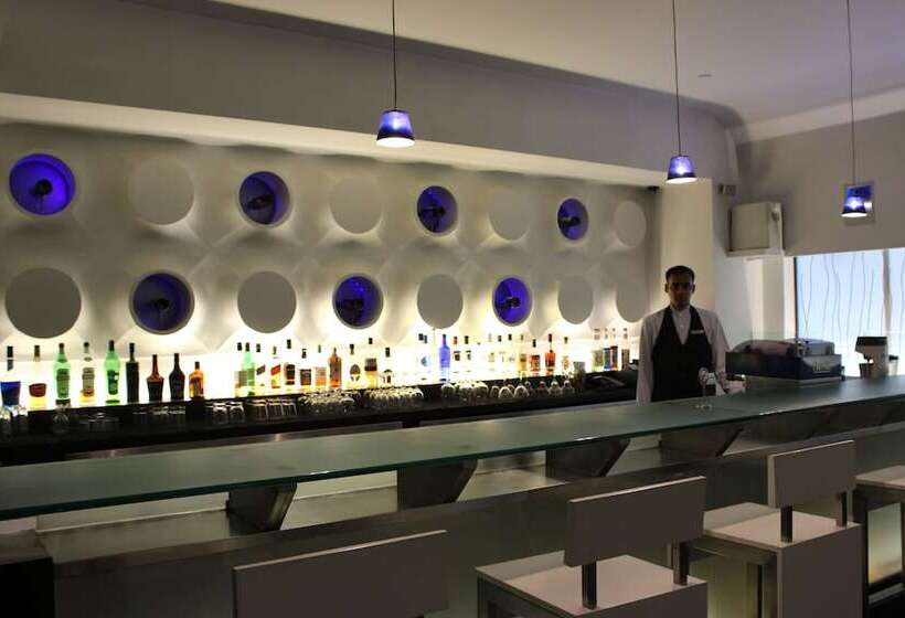 هتل The Hans, New Delhi